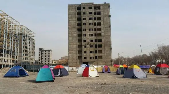  چادر نشینی 30 خانوار میان برج های نیمه ساخته در تهران+ عکس