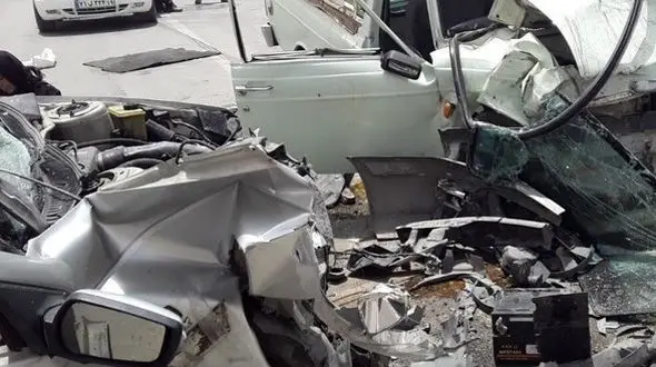 عکسی تلخ از تصادف مرگبار پژو و وانت له شده / راننده وانت در دم جان باخت