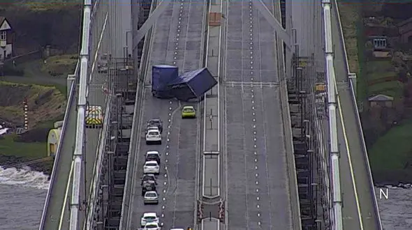 گزارش تصویری از واژگونی هولناک کامیون 