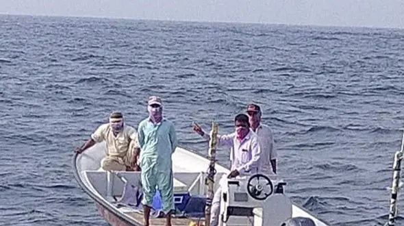 عکس های نجات معجزه آسای چهار صیاد وسط در نزدیکی چابهار + عکس