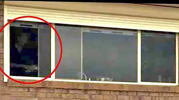 روح سرگردان یک پیرمرد در خانه فروشی + عکس واقعی