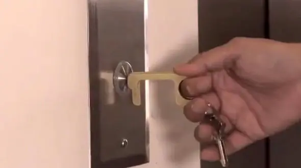 با این وسیله در برابر کرونا ایمن می مانید + فیلم