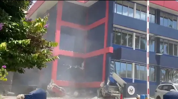 زمین لرزه شدید سفارت آمریکا را تخریب کرد + فیلم