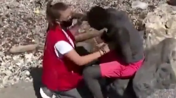 کمک جنجالی دختر امدادگر به مهاجر سنگالی  + فیلم