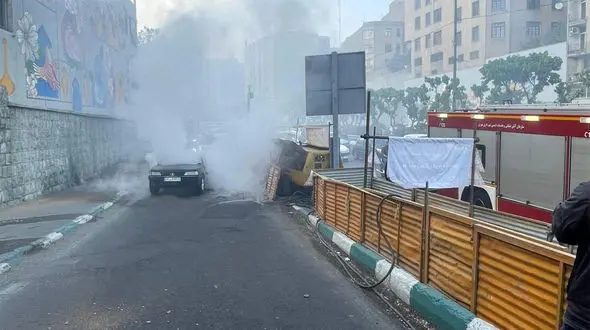 آتش در بزرگراه مدرس! / پژو ۴۰۵ شعله‌ور و خاکستر شد