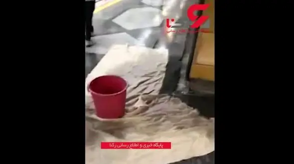 لحظه سر ریز شدن فاضلاب از سقف ایستگاه متروی ملت! + تصویر