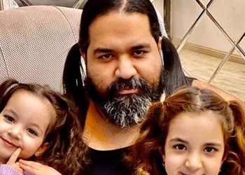 فیلم /آواز باشکوه و صدای بهشتی رضا صادقی و قدرت صدای معرکه در اجرای زنده و کنسرت/ بی‌نظیر و محشر