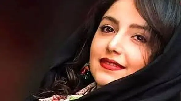 استایل متفاوت نازنین بیاتی با بلوز بچگانه و بوت زنانه در مکان عمومی !