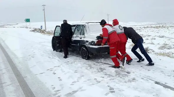 امدادرسانی هلال احمر به ۶۷۹ مسافر گرفتار در برف و کولاک در زنجان + جزییات