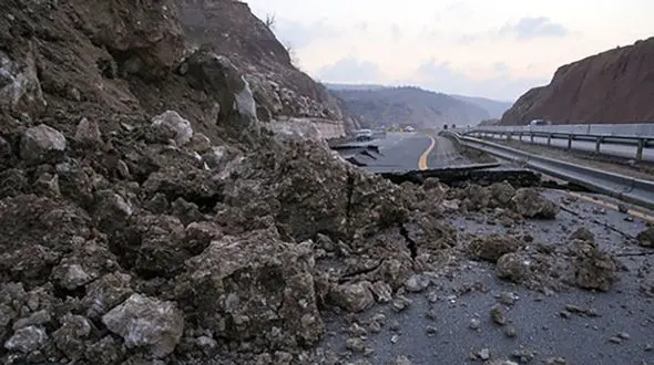 رانش زمین و ریزش کوه در لرستان / پل زال مسدود شد+تصاویر