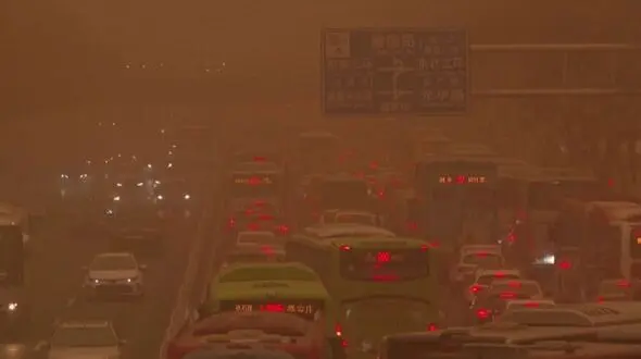 زرد شدن آسمان پکن بر اثر طوفان شن + فیلم
