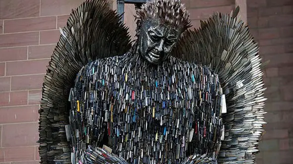 
فرشته‌ای از جنس چاقو+عکس
