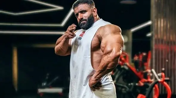 فیلم /  هادی چوپان : بخاطر فقرم مسخرم کردند  / پول نداشتم گیوه پوشیدم و توی مسابقات تحقیر شدم /  خوش تیپی الانم داستان غم انگیزی داره