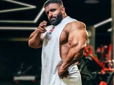 فیلم /  هادی چوپان : بخاطر فقرم مسخرم کردند  / پول نداشتم گیوه پوشیدم و توی مسابقات تحقیر شدم /  خوش تیپی الانم داستان غم انگیزی داره