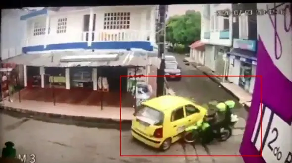 کلاه ایمنی جان موتورسوار و سرنشین را نجات داد + فیلم