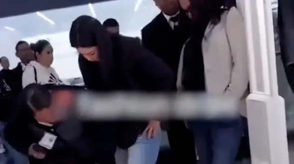 بازداشت زن مکزیکی با ده‌ها لباس مارک‌دار در پوتین هایش + فیلم 