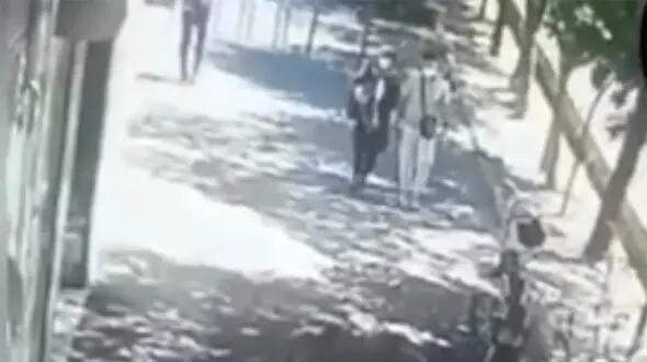 فیلم لحظه سرقت  توسط زن و مرد جوان در شرق تهران / چقدر راحت؟!