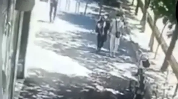 فیلم لحظه سرقت  توسط زن و مرد جوان در شرق تهران / چقدر راحت؟!