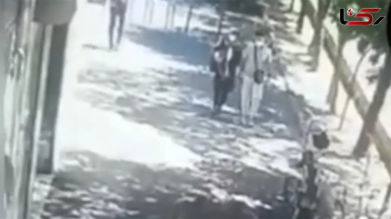 فیلم لحظه سرقت  توسط زن و مرد جوان در شرق تهران / چقدر راحت؟!