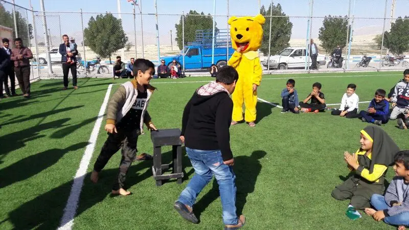 کاروان نشاط و امید انقلاب پیام شادی برای مردم روستای سرمستان بخش آبدان به ارمغان آوردند