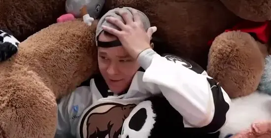 فیلم پرتاب هزاران خرس عروسکی در لیگ هاکی آمریکا