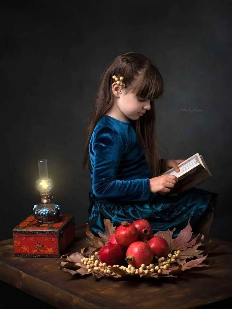 ژست عکس یلدا کودک | ژست عکس شب یلدا 1404 برای کودکان دخترانه و پسرانه آتلیه ای و در خانه