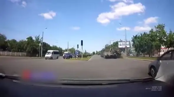 سقوط تانک ارتش روی تریلی + فیلم