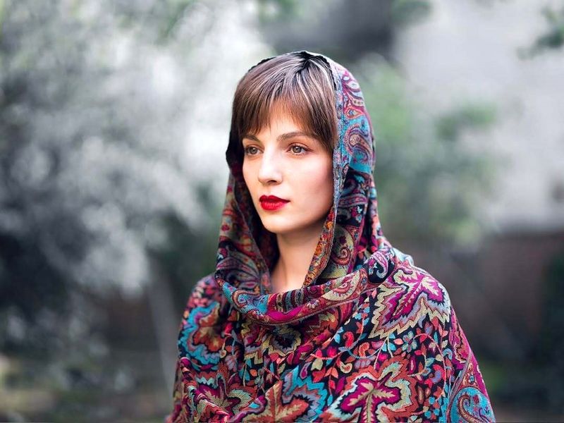مهسا حجازی با روسری گلدار 1