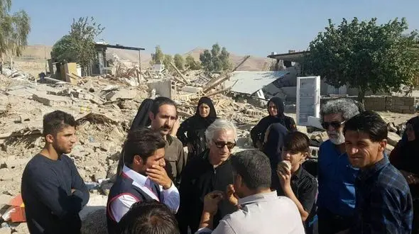حضور بازیگر معروف سینما در بین مردم زلزله زده برای همدردی + عکس