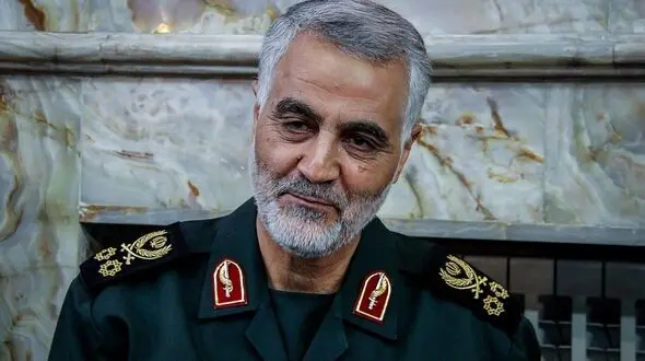 عکس ها / نگاهی به چیدمان ساده و شیک خانه سردار شهید قاسم سلیمانی / از مبلمان با روکش کرم رنگ تا موکت قهوه ای و فرش اصیل ایرانی تا بوفه های چوبی فندقی و پرده های طلایی طاووسی