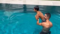 رونالدو و آموزش شنا/ کریس پسرش را به داخل آب پرتاب کرد! + فیلم