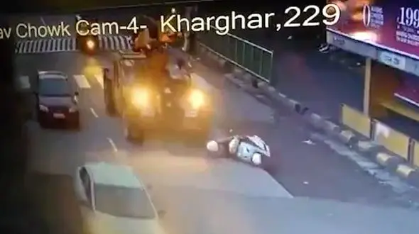 له شدن سر زن موتورسوار زیر جرثقیل بزرگ !+فیلم باورنکردنی