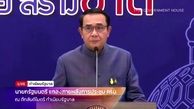 نخست وزیر تایلند در کنفرانس مطبوعاتی به سمت خبرنگاران الکل پاشید + فیلم