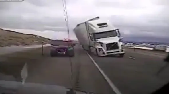 تریلی 18 چرخ روی  ماشین پلیس چپ شد!+فیلم