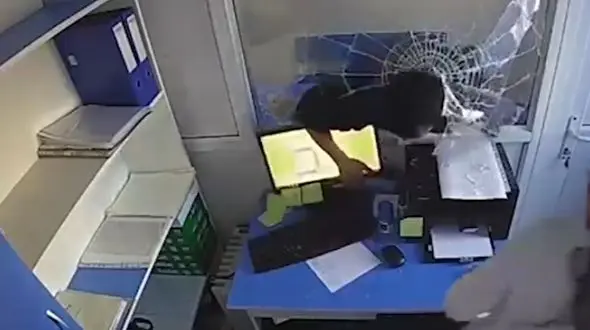 حمله هولناک سارق چاقوکش به کارمند زن یک موسسه قرض الحسنه + فیلم و عکس