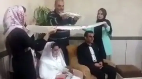 قند ساییدن جواد خیابانی روی سر عروس و داماد در سرپل ذهاب + فیلم