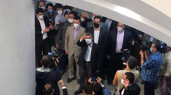 فیلم بالا رفتن احمدی‌ نژاد از نرده‌ ها برای گفت وگو با طرفداران