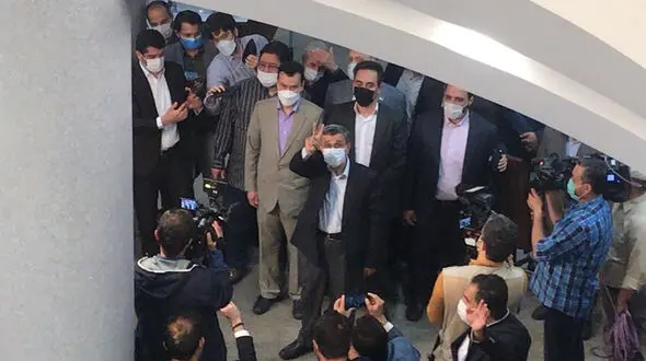 فیلم بالا رفتن احمدی‌ نژاد از نرده‌ ها برای گفت وگو با طرفداران