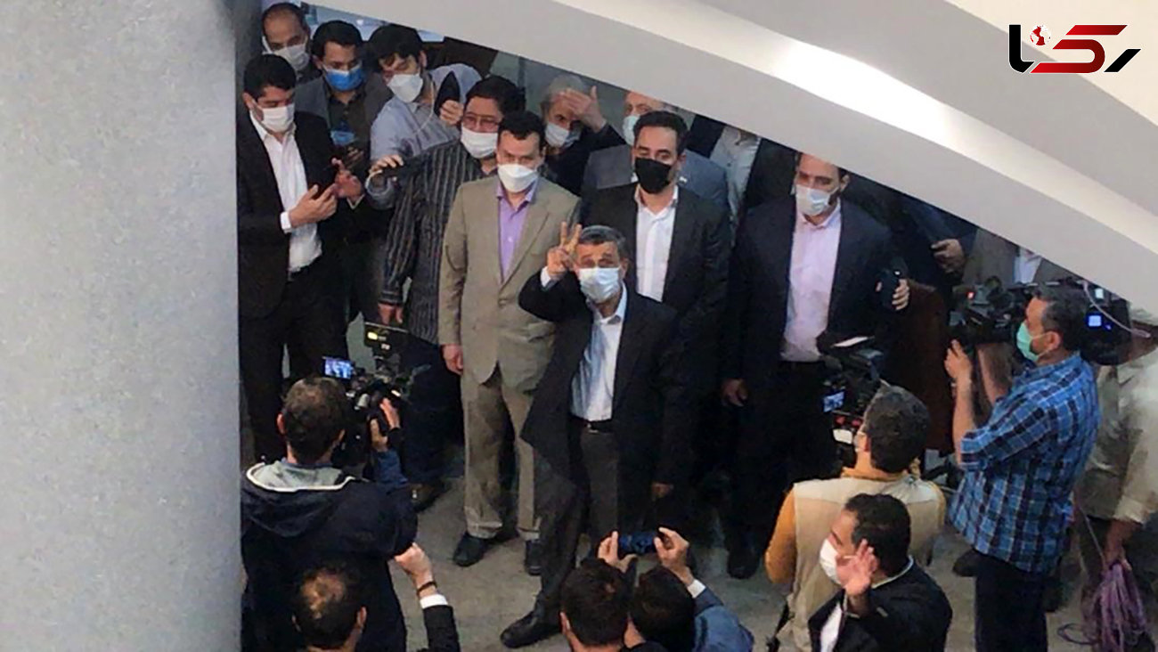 فیلم بالا رفتن احمدی‌ نژاد از نرده‌ ها برای گفت وگو با طرفداران