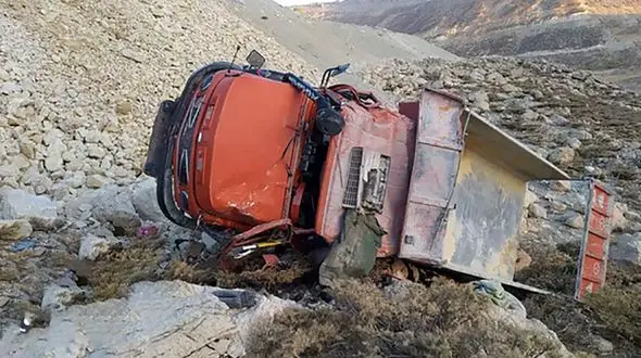 فیلم سقوط هولناک کامیون به ته دره ای در زنجان / ببینید