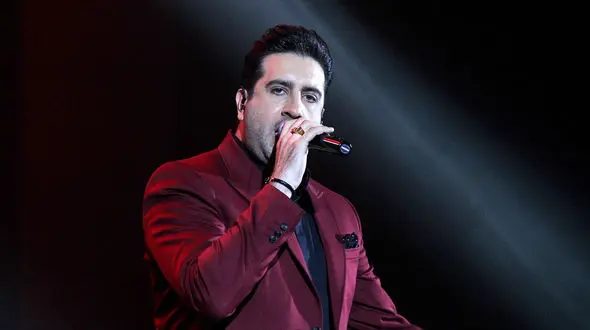 نواختن ساز در کابین هواپیما توسط امیدحاجیلی+فیلم