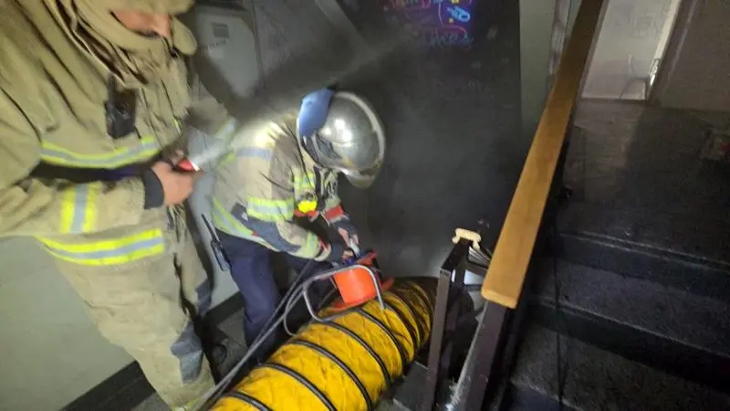 آتش سوزی در زیرزمین در خیابان انقلاب