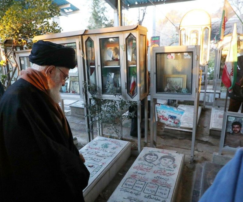 حضور رهبر معظم انقلاب بر مزار شهدا در بهشت زهرا - آیت الله خامنه ای - مزار شهدا