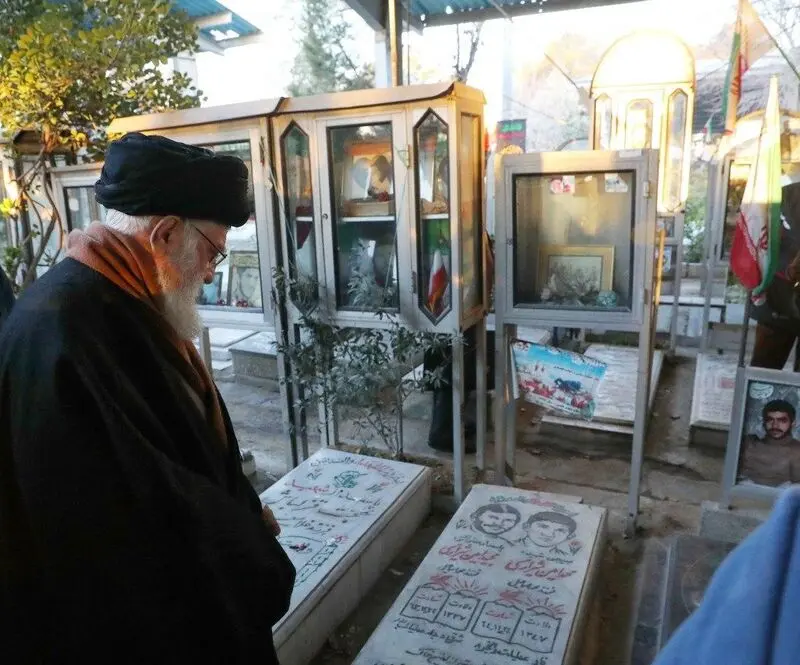 حضور رهبر معظم انقلاب بر مزار شهدا در بهشت زهرا - آیت الله خامنه ای - مزار شهدا