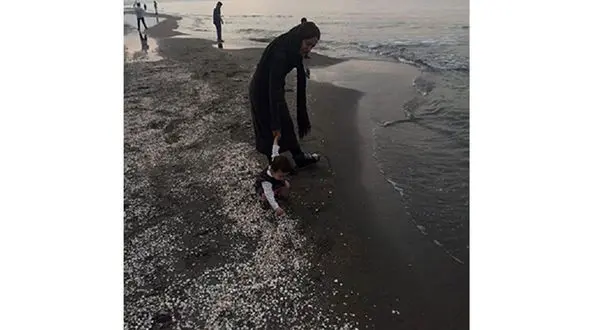 دختر بامزه ستاره زن سینمای ایران در کنار مادرش در ساحل +عکس 