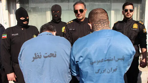 فیلم بازسازی صحنه حمله 2 شرور شمشیر به دست به جوان تهرانی / اراذل اجیر شده انگشت پسر جوان را قطع کردند 