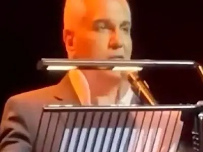 آواز معروفا؛ مهران مدیری آهنگ زیرخاکی سوغاتی رو تو کنسرت دبی خوند/ ملت چه همراهی کردن