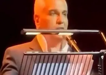 آواز معروفا؛ مهران مدیری آهنگ زیرخاکی سوغاتی رو تو کنسرت دبی خوند/ ملت چه همراهی کردن