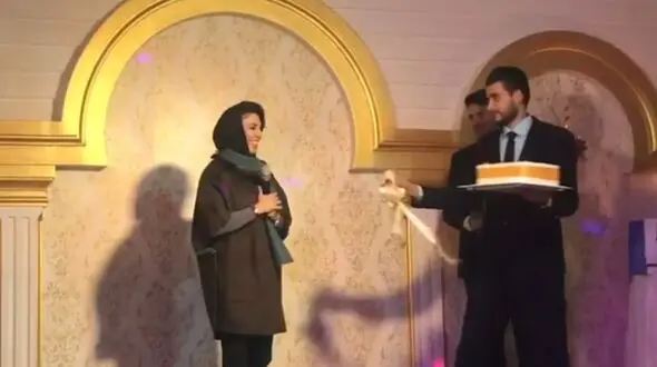 غافلگیر شدن لیلا بلوکات  هنگام جمع آوری کمک به زلزله زدگان توسط علی ضیا + فیلم و عکس