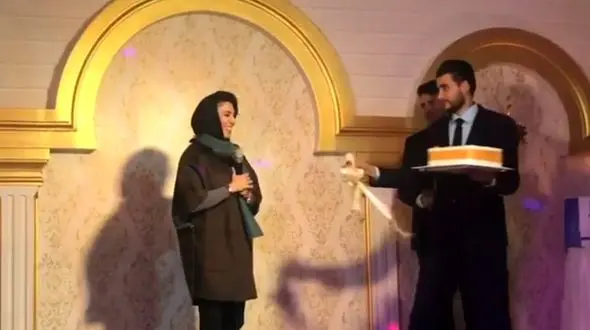 غافلگیر شدن لیلا بلوکات  هنگام جمع آوری کمک به زلزله زدگان توسط علی ضیا + فیلم و عکس